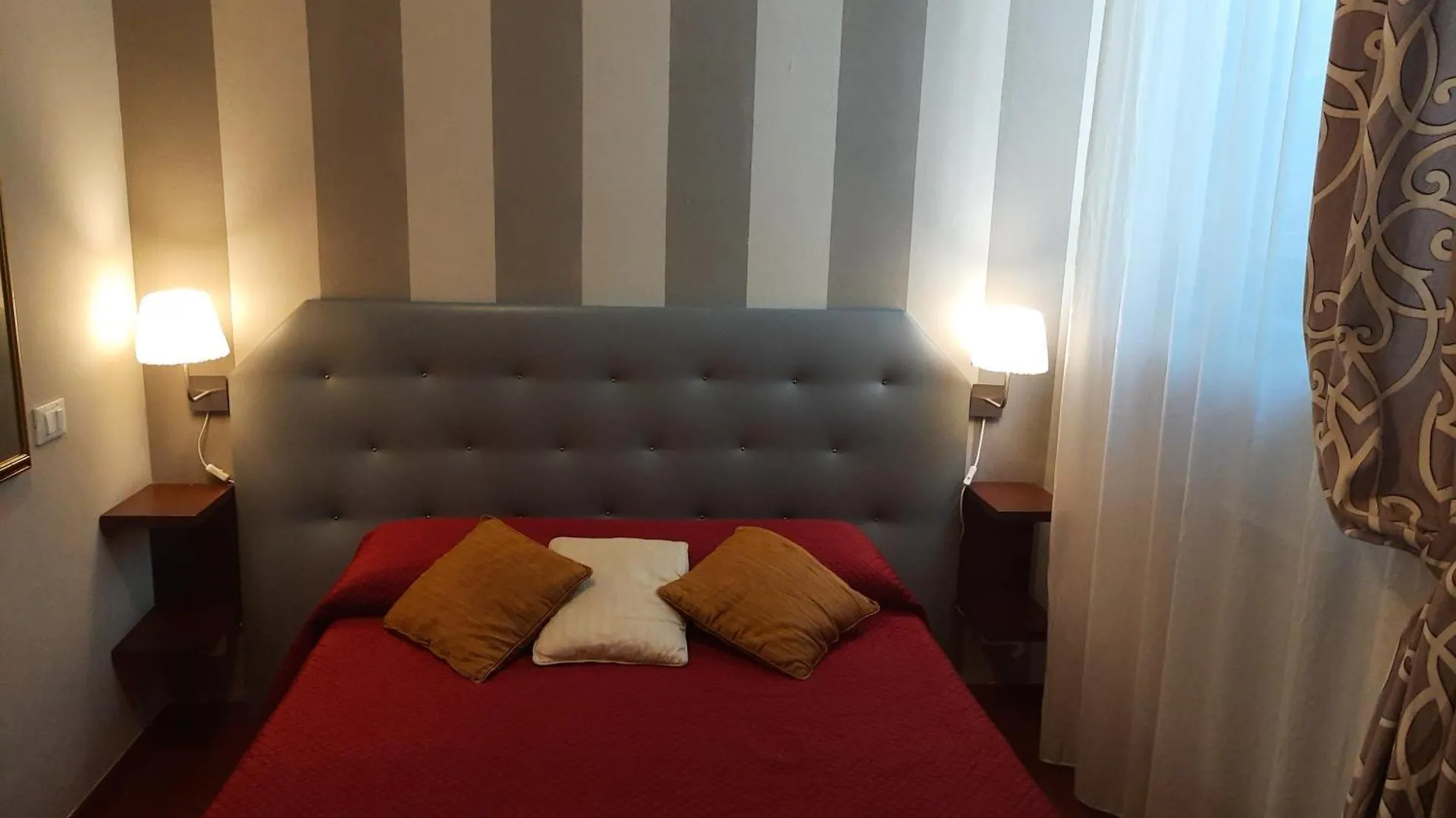 Hotel La Colonna Lucca 2*,  Italien